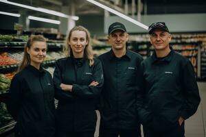 publicidade retrato tiro do uma trabalhador equipe em pé juntos dentro uma supermercado e elas Veja às a Câmera. generativo ai foto