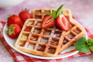 deliciosos waffles belgas recém-assados com bagas e frutas foto