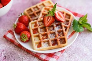 deliciosos waffles belgas recém-assados com bagas e frutas foto