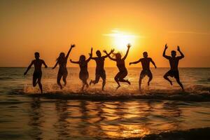 silhuetas do jovem grupo do pessoas pulando dentro mar às pôr do sol. conceito horário de verão férias. generativo ai foto