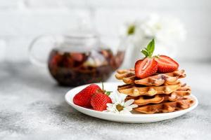 deliciosos waffles belgas recém-assados com bagas e frutas foto