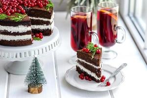 lindo bolo delicioso com frutas vermelhas brilhantes foto