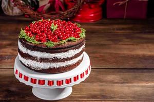 lindo bolo delicioso com frutas vermelhas brilhantes foto