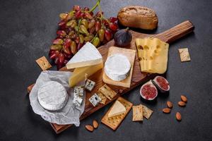 lindo delicioso queijo camembert, parmesão, brie foto