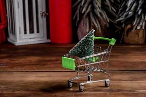 carrinho de compras com presentes de natal e presentes de natal foto