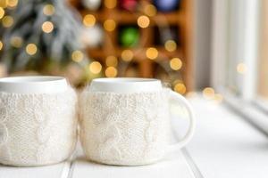 lindas decorações de natal multicoloridas em uma mesa de madeira clara foto