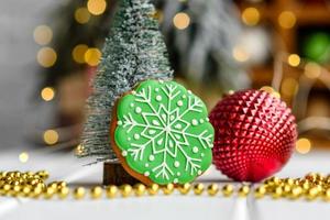 lindas decorações de natal multicoloridas em uma mesa de madeira clara foto