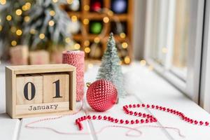 lindas decorações de natal multicoloridas em uma mesa de madeira clara foto