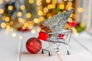 carrinho de compras com presentes e presentes de Natal. compras de Natal foto