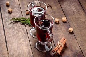 vinho quente com especiarias para o inverno e o natal com vários temperos foto