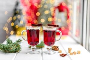 vinho quente com especiarias para o inverno e natal foto