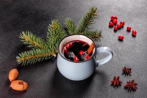 vinho quente com especiarias para o inverno e natal foto