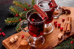 vinho quente com especiarias para o inverno e natal foto