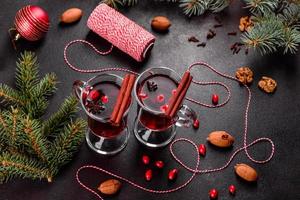 vinho quente com especiarias para o inverno e natal foto