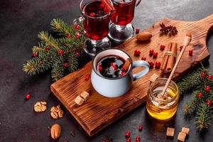 vinho quente com especiarias para o inverno e natal foto