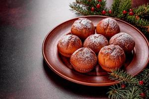 lindos deliciosos muffins de cacau frescos na mesa de natal foto