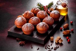 lindos deliciosos muffins de cacau frescos na mesa de natal foto