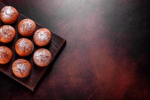 lindos deliciosos muffins de cacau frescos na mesa de natal foto