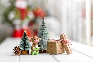 lindas decorações de natal multicoloridas em uma mesa de madeira clara