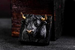 a figura de um touro feito de sabão de presente foto