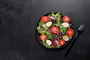 deliciosa salada vegetariana fresca de vegetais picados em um prato foto