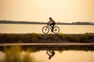 pessoas de bicicleta no parque natural de ses salines em formentera, espanha foto