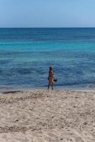 pessoas na praia de migjorn em formentera na espanha em tempos de covid 19 foto