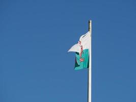 bandeira galesa de gales sobre o céu azul foto