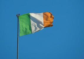 bandeira irlandesa da irlanda sobre o céu azul foto