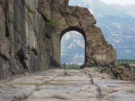 Arco da antiga estrada romana em donnas foto