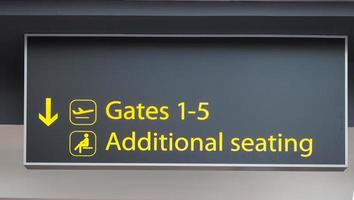 placa de portões no aeroporto foto