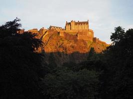 castelo de edimburgo ao pôr do sol foto