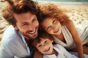 retrato do adorável família período de férias em a de praia ai generativo foto