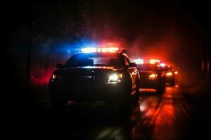 polícia carros dentro a noite, perseguindo uma suspeito através névoa ai gerado foto
