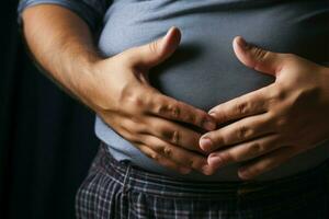 saúde preocupação uma mans mão apertos excesso barriga gordo, representando obesidade ai gerado foto