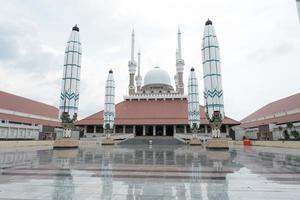 grande mesquita de java central, indonésia foto