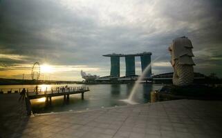 Visão para Merlion estátua às Merlion parque dentro marina baía área com fundo do muitos arranha-céu o negócio financeiro construção dentro Cingapura cidade baixa Cidade central distrito área foto