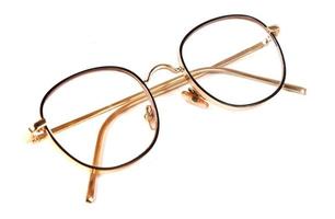 lindos óculos isolados em um fundo branco foto