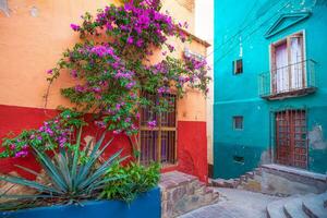 guanajuato, méxico, ruas coloniais coloridas e arquitetura no centro histórico de guanajuato foto