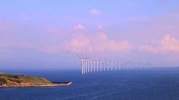 renovável energia vento poder plantar e vento turbinas ao longo Dinamarca mar litoral perto copenhaga foto