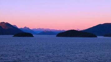 cruzeiro para Alasca, cruzeiro navio Navegando através cênico paisagens, montanhas e lagos foto