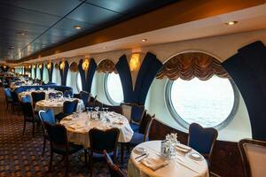 luxo restaurante em uma cruzeiro navio este hospedeiros jantares e entretenimento eventos foto