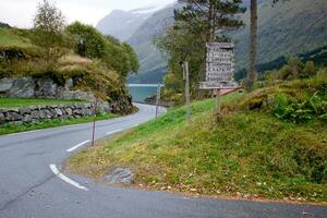 norueguês panorama dentro outono perto loen e dentro Noruega, estrada para lovatnet dentro outubro, norueguês natureza, ao ar livre beleza foto