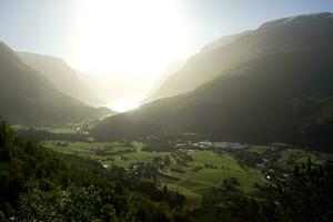 cênico Visão do vale e lovatnet a partir de uma topo da montanha perto através da ferrata às Loen, Noruega com montanhas dentro a fundo. foto