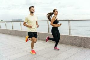 uma mulher e uma homem fazendo Esportes correndo. amigos corre junto. ginástica exercícios para uma saudável estilo de vida. corrida velozes dentro cheio altura dentro a fresco ar. Esportes pessoas, Treinamento junto. foto