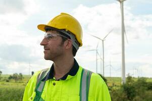 retrato do inteligente engenheiro com protetora capacete às elétrico turbinas campo foto