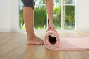 jovem mulher dentro roupa de esporte fazendo meditação prática e ioga interior, saudável estilo de vida, mental saúde conceito. foto