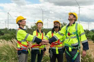 Engenharia pessoas estão encontro às elétrico turbinas campo, Engenharia pessoas, corporativo trabalhando, trabalho em equipe conceito foto