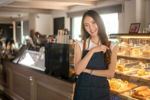 a ásia mulher empreendedor ou barista trabalhando dentro moderno café fazer compras , conceito pequeno o negócio foto