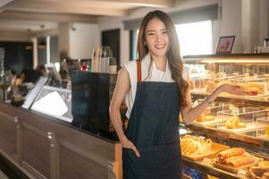 a ásia mulher empreendedor ou barista trabalhando dentro moderno café fazer compras , conceito pequeno o negócio foto